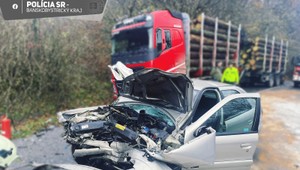 Tragická zrážka auta s kamiónom: O život prišiel jeden človek