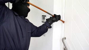 Dvaja Slováci si vyrobili kľúč podľa internetu a ukradli šperky za milión