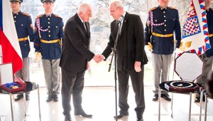 Klaus a Gašparovič si odovzdali vyznamenanie