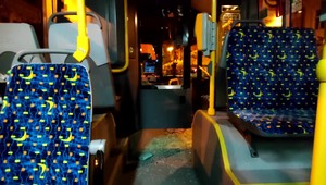 Zvracajúci pasažier v MHD napadol šoféra. Zaútočil päsťami a rozbil okno na kabínke