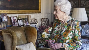 Vydesení priaznivci kráľovnej Alžbety II.! Čo to má s rukami?!