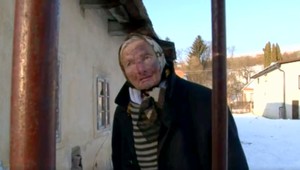 Babičke, ktorú brutálne dobil mladík, pomohli desiatky ľudí