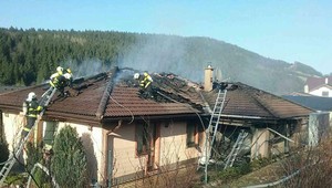 Hasiči zasahovali pri požiari v Žiline. Plamene pohltili strechu novostavby