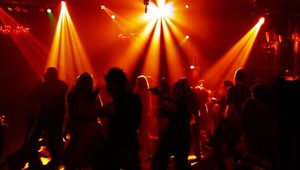Párty v nočnom klube v Prahe skončila fiaskom. Hlásia desiatky nakazených, vrátane futbalistov