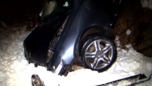 Krkolomná jazda českého vodiča. Vyletel z cesty, prerazil múr a zapichol autom len pár metrov od Váhu