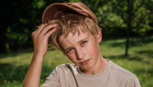 Z chlapčeka zo seriálu Prázdniny vyrástol hotový model: Spoznáte ho ešte?