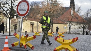 Francúzske auto v Prahe vyvolalo paniku. Uzavreli ulicu, zavolali pyrotechnika