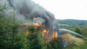 Pílu pri Medzilaborciach pohltili rozsiahle plamene