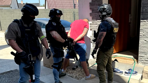 Polícia vypátrala medzinárodne hľadaného muža. Počas zadržania sa pokúsil o útek