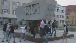 ŠOKUJÚCE VIDEO: Skinhedi v centre Zvolena demonštrujú svoju silu