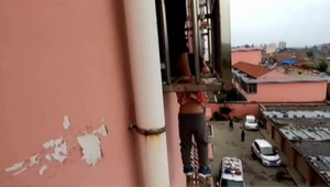 Život štvorročného chlapca doslova visel na vlásku. Vypadol z okna a zachytili ho mreže