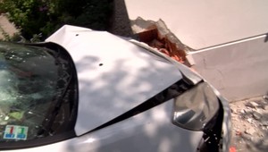 Kuriózna nehoda. Vodič vyletel z parkoviska a vrazil rovno do kostola