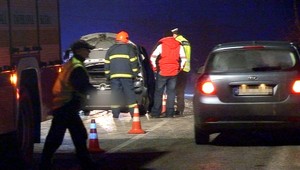 Vodič prešiel do protismeru a vpálil do autobusu!