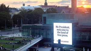 Helsinki vítajú Trumpa a Putina kontroverznými billboardami: Pán prezident, vitajte v krajine slobodnej tlače