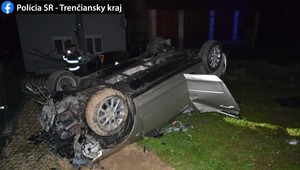 Mladík preletel autom plot a skončil na streche pred vchodom do domu