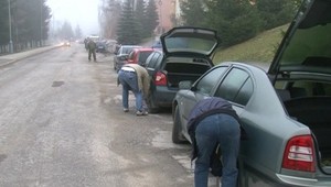 Maniak! Prepichoval pneumatiky rad radom