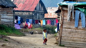 Krvavá bitka v osade. Obyvatelia tasili sekery a píly