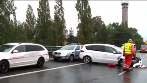 Polícia prišla na miesto nehody. Ich auto skončilo tiež zdemolované