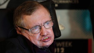 Vo veku 76 rokov zomrel teoretický fyzik Stephen Hawking