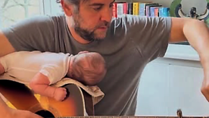 Dlho hľadal matku svojich detí v seriáli, aj v skutočnosti! Ako 51-ročný sa stal teraz konečne otcom!