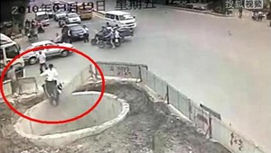 Päťnásobná nehoda. Mladík na skútri sa zrútil do šachty!