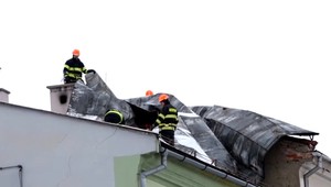 Víchrica naplno udrela: Na Spiši lietala strecha. V okolí Popradu uzatvárajú cesty