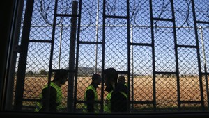 Migranti si v českom utečeneckom centre úmyselne ubližujú, nechcú odísť