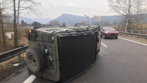 Havária vojenského terénneho auta si vyžiadala dvoch zranených vojakov