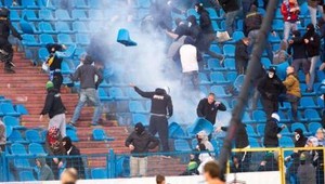 VIDEO. Šialenci na futbale. V Ostrave demolovali fanúšikovia štadión