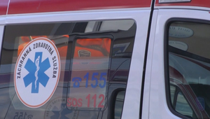 Záchranná akcia v lese: Štvorkolka sa prevrátila v ťažko dostupnom teréne