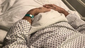 Moderátor leží druhý týždeň v nemocnici. Slová, ktoré bolia...