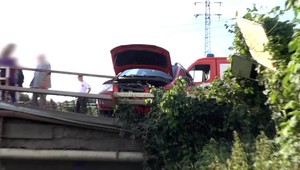 Auto vyletelo mimo cesty a zrazilo muža na chodníku