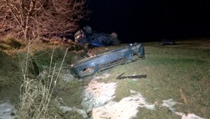 Mladík (19) vyletel z cesty a skončil s autom na streche. Nehodu neprežil