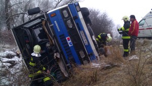 AUTENTICKÉ ZÁBERY: Autobus plný školákov sa prevrátil do priekopy