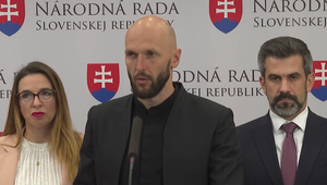 PS navrhuje oslobodiť fyzické osoby od transakčnej dane. Platiť by ju mali len právnické osoby