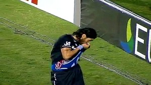 VIDEO. Bozkával logo nenávideného tímu, dostal žltú kartu