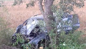 Ďalšia tragédia na cestách: 37-ročný vodič neprežil náraz do stromu