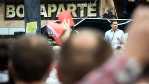 Na proteste pred Ficovým bytom boli tisíce ľudí, stretnú sa opäť o týždeň