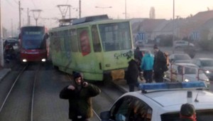 Vykoľajila sa električka, prešla kus cesty mimo koľajníc