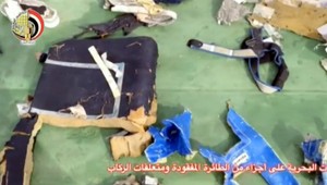 Zverejnili prvé zábery trosiek z havarovaného lietadla EgyptAir
