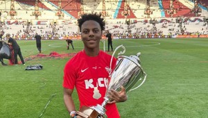 Známy americký YouTuber dorazil do Prahy: Fanúšikovia sa zbláznili: Musela zasiahnuť ochranka!