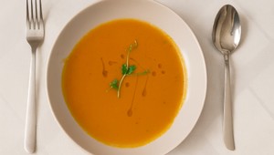 Mrkvo-zázvorová polievka so sladkou šľahačkou z kokosu