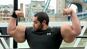 Ruky má veľké ako futbalová lopta. Aj Schwarzenegger by zaplakal