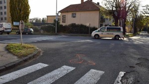 Mladý vodič zrazil na priechode dve tínedžerky