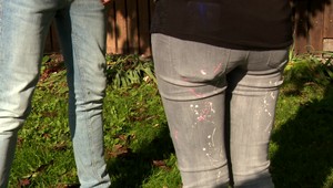 Strach zažila mladá žena, ktorú naháňal neznámy muž. Začal sa ukájať, keď sa skryla do vchodu