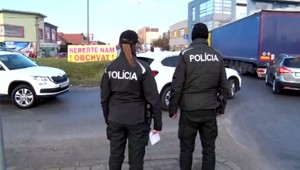 Protest na kruhovom objazde v Šali. Nespokojní obyvatelia bojujú za obchvat mesta