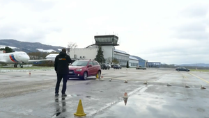 Škola šmyku učí vodičov reagovať v krízových situáciách: Bezpečnosť začína dobrými pneumatikami