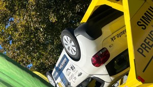 VIDEO: Policajti nechali vodičov prevrátiť sa s autom na strechu