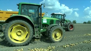 Farmári chcú protestovať opäť a po celom Slovensku, ako pijavice im pijú krv zbohatlíci, ktorí skupujú pozemky a robia im zle