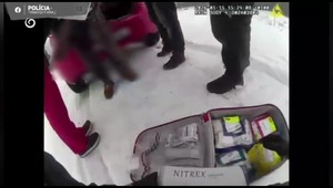 Rýchla reakcia policajtov zachránila mladému mužovi život, hrozilo mu vykrvácanie